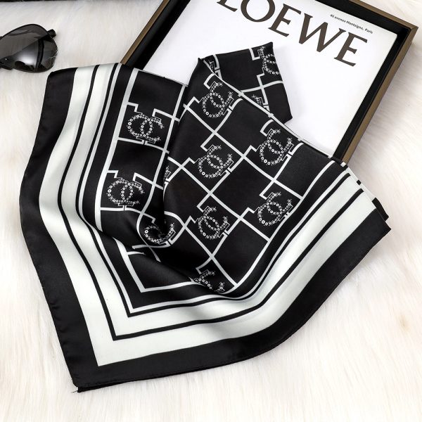 Checkered Black White Silk Scarf - 70cm Office Versatile Square for Women - 画像 (3)