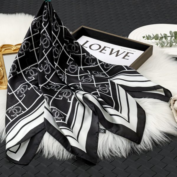 Checkered Black White Silk Scarf - 70cm Office Versatile Square for Women - 画像 (2)