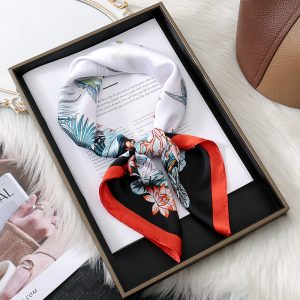Rosso e nero Fiori Piazza Sciarpa di seta - Donne's testa collo Wrap, Bandana per dormire