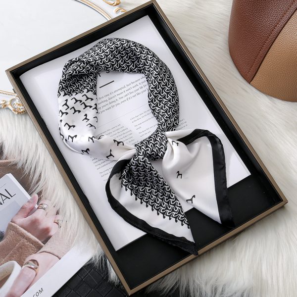 Foulard en soie simple : Motifs carrés pour femmes - Utilisation pour le cou, la tête, les cheveux et l'écharpe